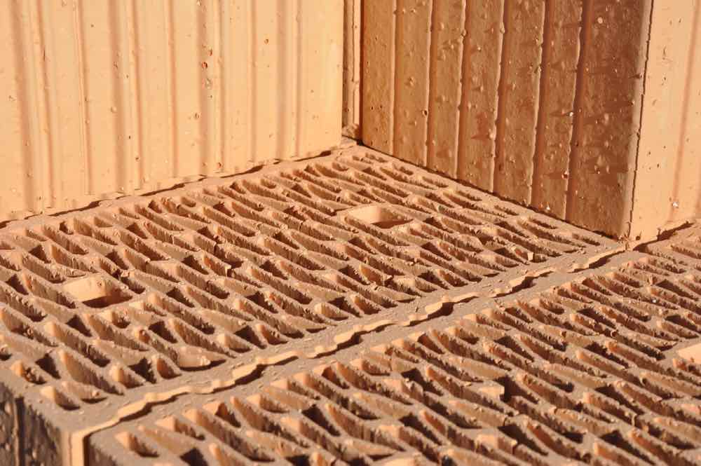 Are clay bricks thermally efficient?